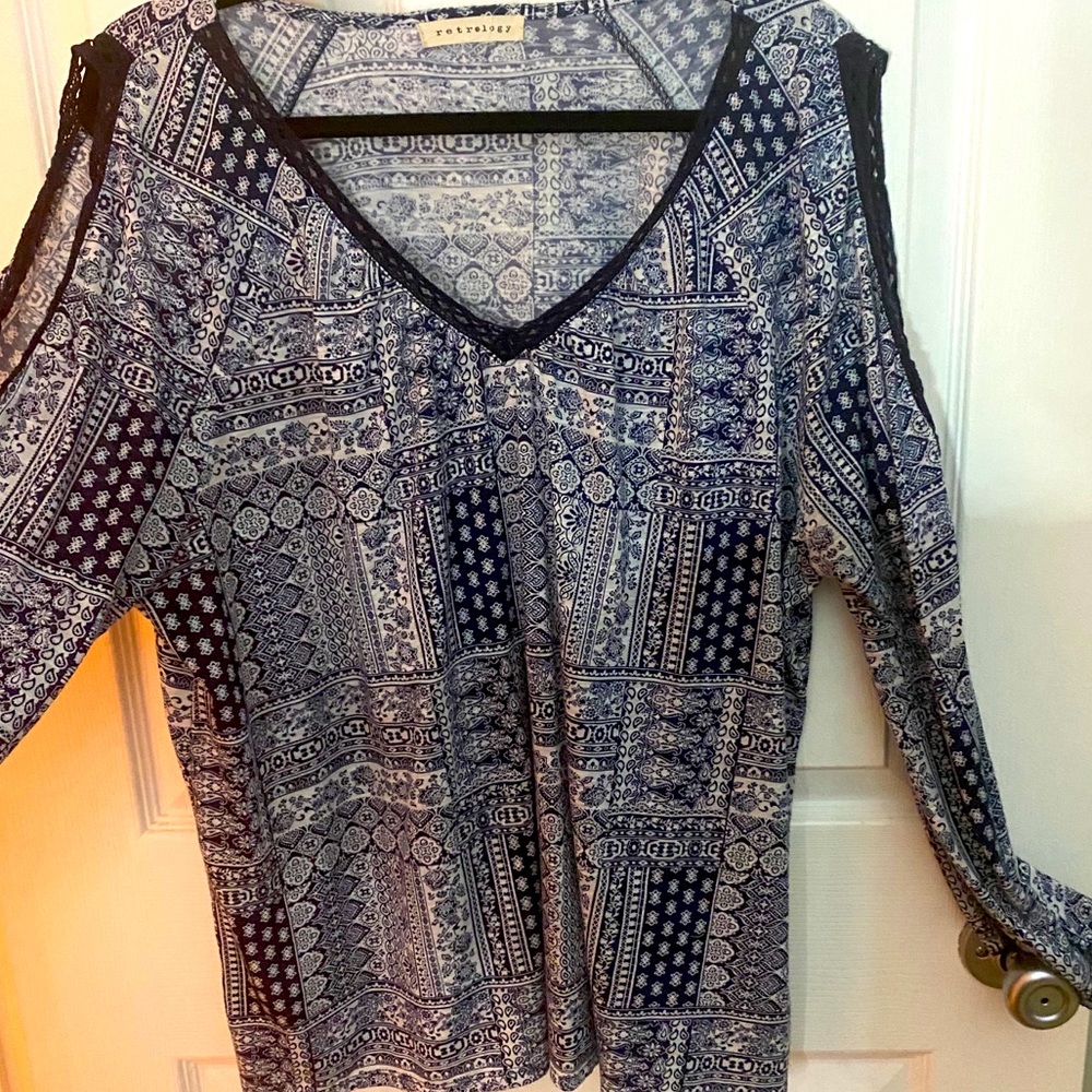 EUC - lightweight, cold shoulder shirt